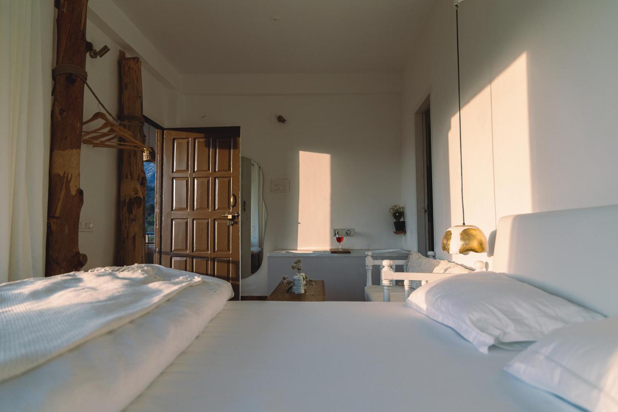 Exstasy Stays - Bathtub Rooms & Cafe - Your Romantic & Cozy Getaway - Thhpsociety - Муктешвар Экстерьер фото