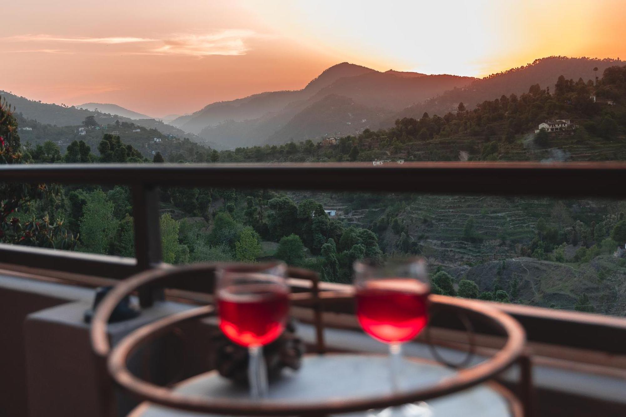 Exstasy Stays - Bathtub Rooms & Cafe - Your Romantic & Cozy Getaway - Thhpsociety - Муктешвар Экстерьер фото