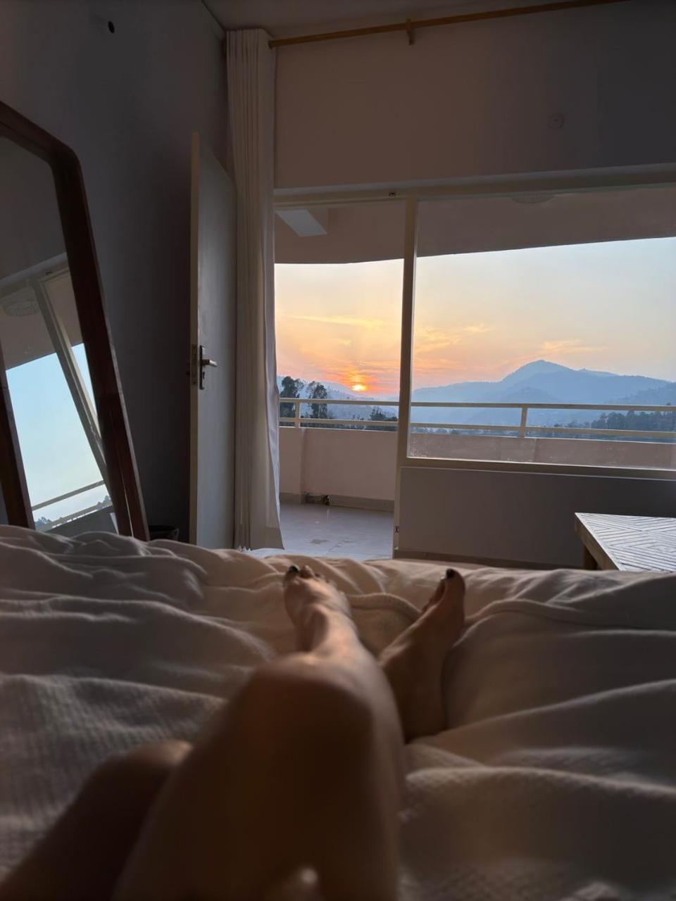 Exstasy Stays - Bathtub Rooms & Cafe - Your Romantic & Cozy Getaway - Thhpsociety - Муктешвар Экстерьер фото